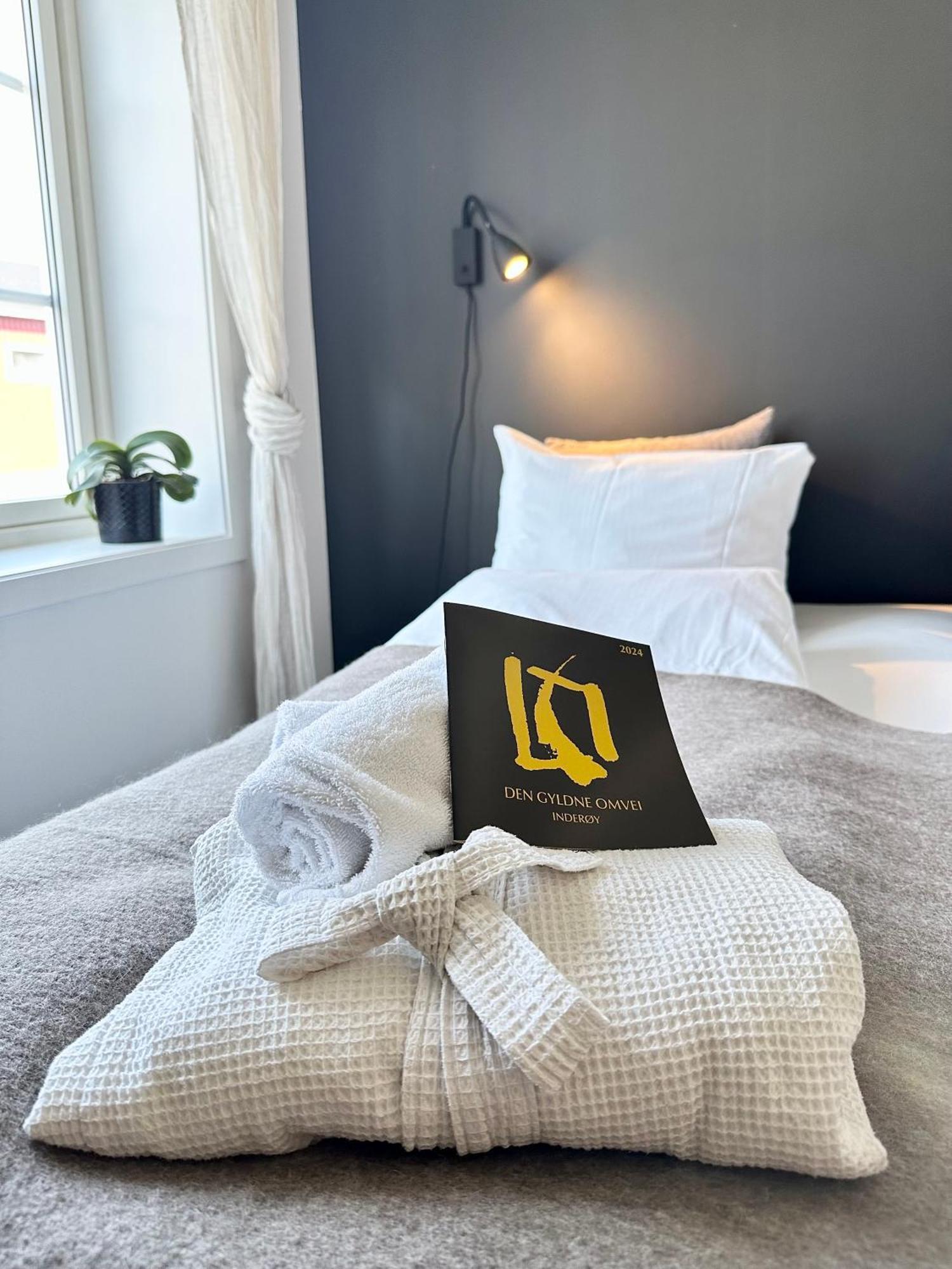 Saga, Et Unikt, Sjarmerende Badehotell Med Fa Rom, Sauna Og Badebrygge - Inderoy Straumen  Exterior foto